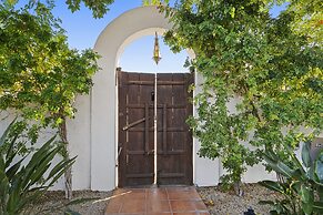 Charming Spanish Colonial A Chic Retreat for 4!