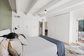 Charming Spanish Colonial A Chic Retreat for 4!