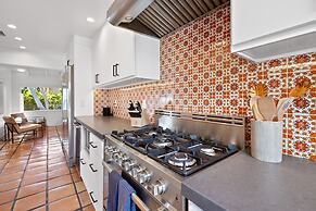 Charming Spanish Colonial A Chic Retreat for 4!