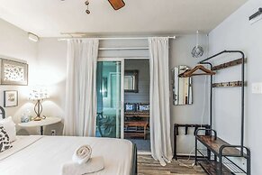 Cozy Retreat in Central East Austin