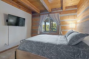 Secluded Rustic Mountain Retreat w/ Updated Touch