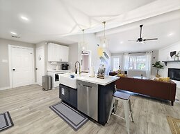 Sageview Cottage 4 BDR w/ Pool, Pet Friendly!