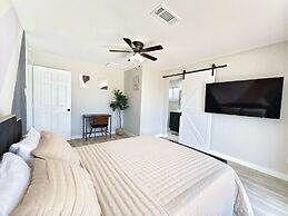 Sageview Cottage 4 BDR w/ Pool, Pet Friendly!