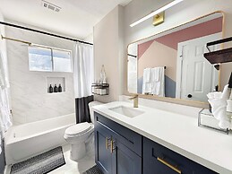 Sageview Cottage 4 BDR w/ Pool, Pet Friendly!