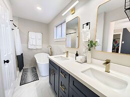 Sageview Cottage 4 BDR w/ Pool, Pet Friendly!