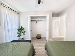 Sageview Cottage 4 BDR w/ Pool, Pet Friendly!