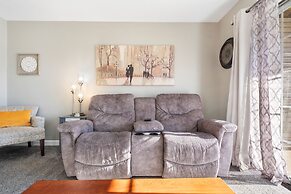 Windsor Cottage Fall Creek Beauty by Table Rock!