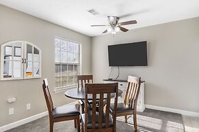 Windsor Cottage Fall Creek Beauty by Table Rock!