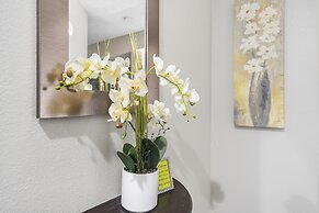 Windsor Cottage Fall Creek Beauty by Table Rock!