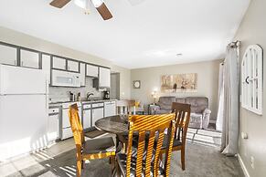 Windsor Cottage Fall Creek Beauty by Table Rock!