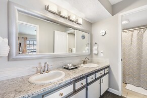 Windsor Cottage Fall Creek Beauty by Table Rock!