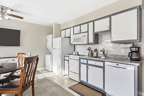 Windsor Cottage Fall Creek Beauty by Table Rock!