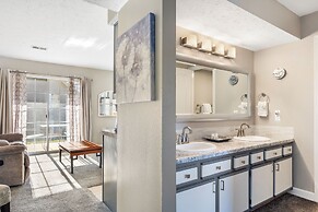 Windsor Cottage Fall Creek Beauty by Table Rock!