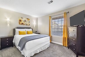 Windsor Cottage Fall Creek Beauty by Table Rock!