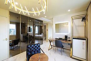 HOTEL THE ONE