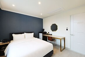 HOTEL THE ONE