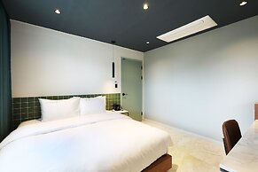 HOTEL THE ONE