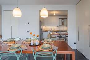 On the Lake - Private Garden Parking