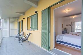 On the Lake - Private Garden Parking