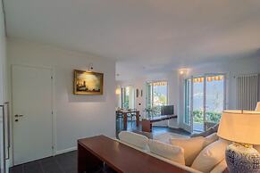 On the Lake - Private Garden Parking