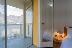 On the Lake - Private Garden Parking