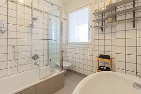 On the Lake - Private Garden Parking