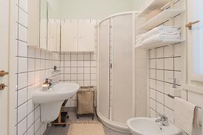 On the Lake - Private Garden Parking