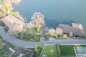 On the Lake - Private Garden Parking