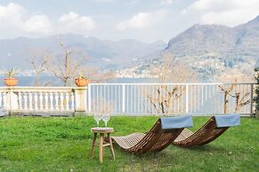 On the Lake - Private Garden Parking