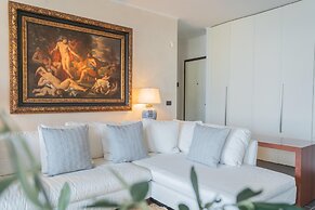 On the Lake - Private Garden Parking