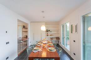 On the Lake - Private Garden Parking