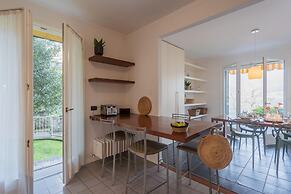 On the Lake - Private Garden Parking