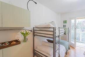 On the Lake - Private Garden Parking