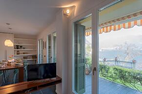 On the Lake - Private Garden Parking