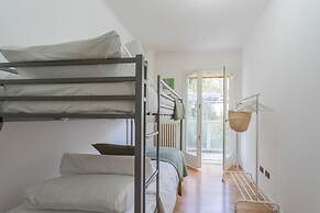 On the Lake - Private Garden Parking