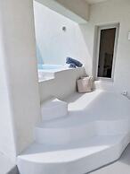 MAEVA Santorini Suites