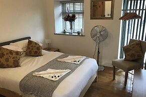 Stylish 2 Bed Barn Polar Bears Chatsworth