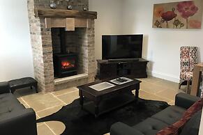 Stylish 2 Bed Barn Polar Bears Chatsworth