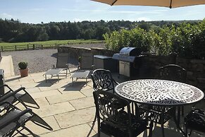 Stylish 2 Bed Barn Polar Bears Chatsworth