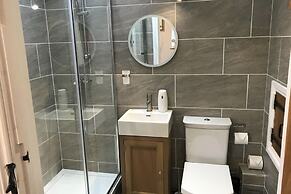 Stylish 2 Bed Barn Polar Bears Chatsworth