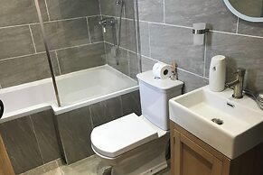 Stylish 2 Bed Barn Polar Bears Chatsworth