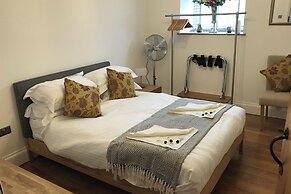 Stylish 2 Bed Barn Polar Bears Chatsworth