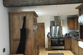 Stylish 2 Bed Barn Polar Bears Chatsworth