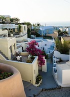 Santorini Cave Escape in Oia w Patio