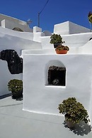 Santorini Cave Escape in Oia w Patio