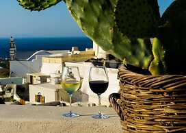 Santorini Cave Escape in Oia w Patio