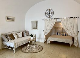 Santorini Cave Escape in Oia w Patio