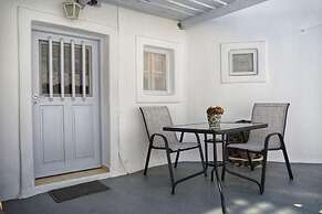 Santorini Cave Escape in Oia w Patio