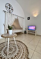 Santorini Cave Escape in Oia w Patio