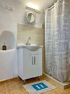 Santorini Cave Escape in Oia w Patio